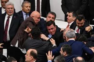 Хаос у парламенту: Дошло до туче посланика током полагања заклетве (ВИДЕО)