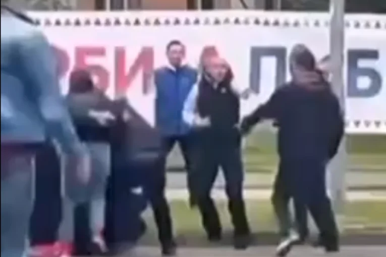 Ops?ta-makljaz?a-Blokaderi-nasrnuli-na-c?lanove-SNS-u-Novom-Sadu-(VIDEO)-