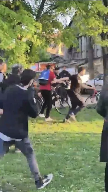 Оџаци: На непријављеном скупу блокадери напали и вређали грађанина оборили га на земљу и нанели теже телесне повреде