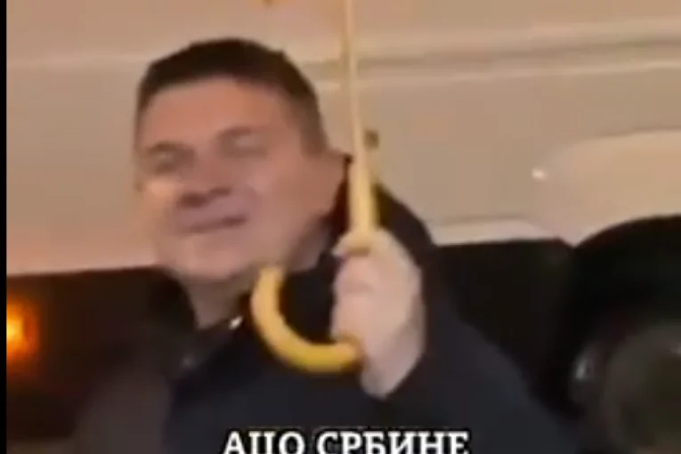 Urnebesno!-"Okoreli-opozicionar"-iz-Kraljeva-uzvikuje-"Aco,-Srbine!"-(VIDEO)-