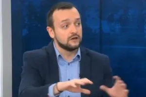 (ВИДЕО) Гласачи блокадера су малоумни?: Опозициони аналитичар открио шта студенти у блокади заиста мисле о својим гласачима