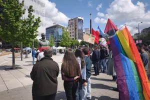 Да нам живи, живи глупост! Блокирали рад институција, па запевали о раду?!