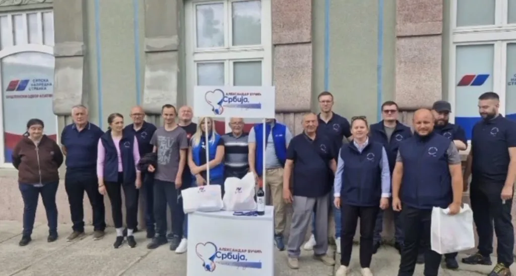 (ВИДЕО) Напредњаци у Апатину разговарали са грађанима на инфо штандовима