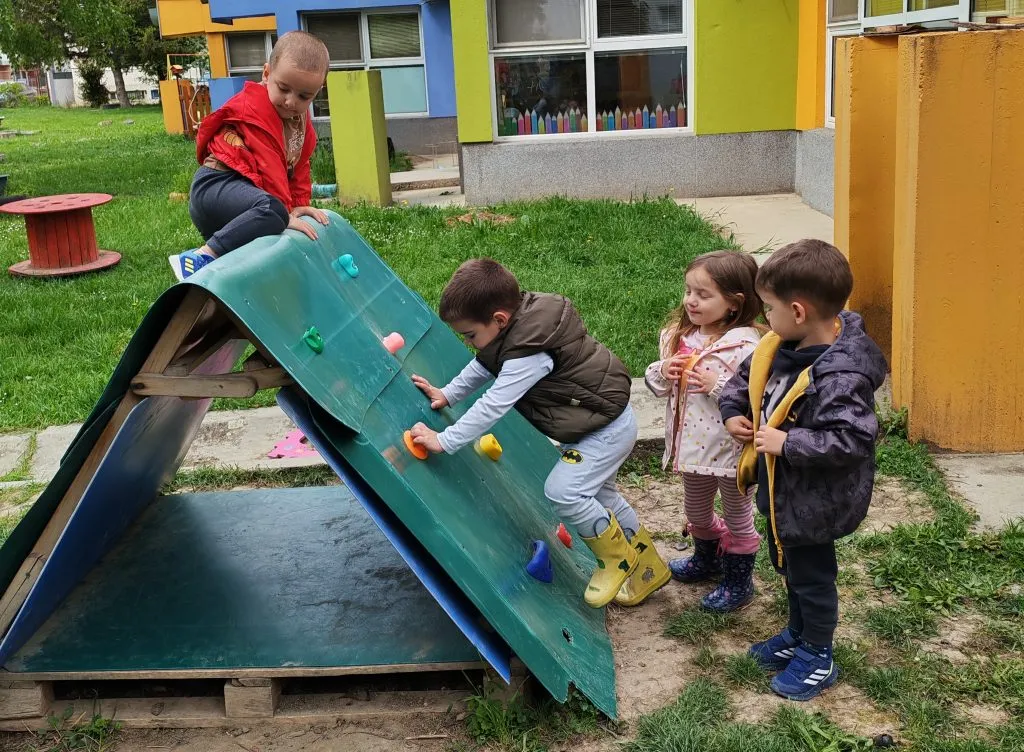 Нови садржаји за децу у дворишту објекта „Бубамара“