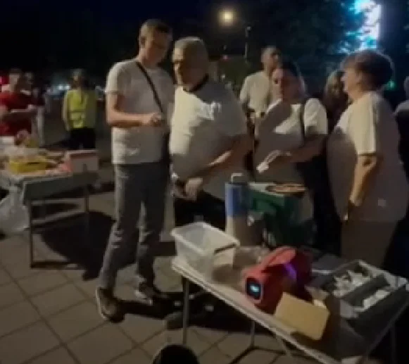 (VIDEO)-Doc?ek-humanitaraca-u-Kikindi-SNS-prikupio-pomoc?-za-Ljiljanu,-blokaderima-ostali-samo-zviz?duci.
