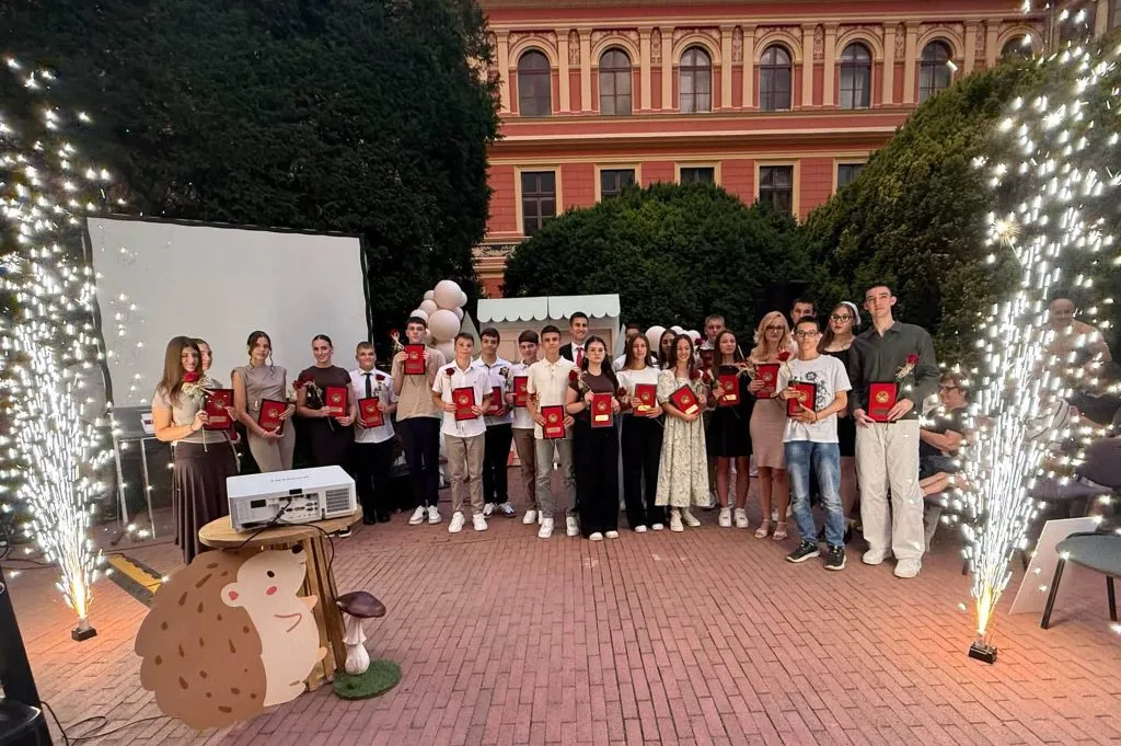 (VIDEO+FOTO) Prijem za ponos Grada: Nagrađeni đaci generacije osnovnih i srednjih škola