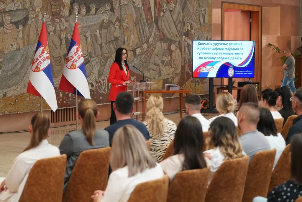 Уручено 55 субвенција мајкама за куповину прве некретнине по основу рођења детета