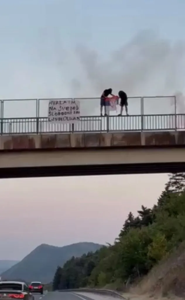 (ВИДЕО) УДАРНО! СКАНДАЛ У ХРВАТСКОЈ УОЧИ ГОДИШЊИЦЕ ОЛУЈЕ: Маскиране особе спалиле српску заставу код Оточца
