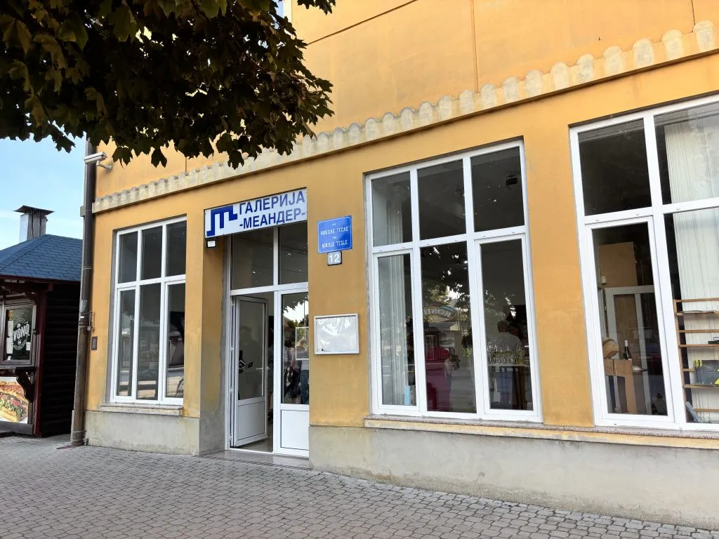 У Галерији „Меандер“ отворена изложба „Анатомија постојања: Кројење стварности и снова“