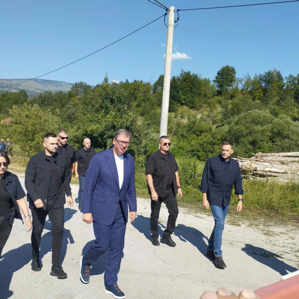 Вучић на Петровачкој цести: Обавеза да страдали никада не буду заборављени