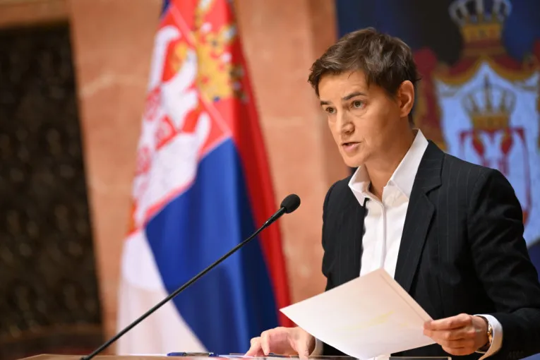 (VIDEO) Ana Brnabić izazvala paniku u studiju N1! Voditeljka joj otela papir, pa prekinula emisiju!
