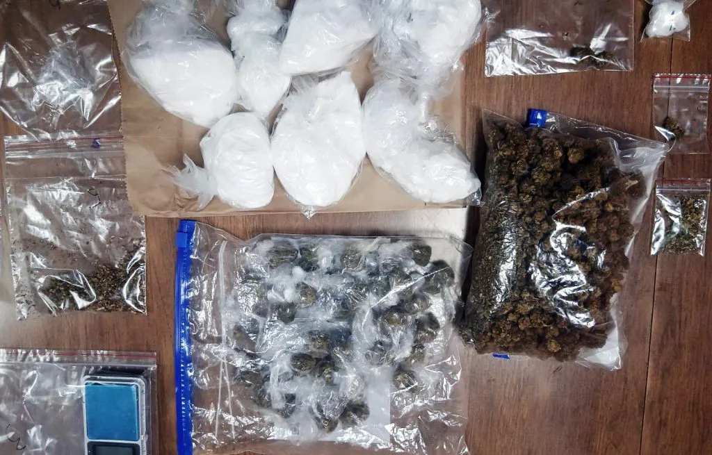 Uhapšene dve osobe, zaplenjeni marihuana i supstanca za koju se sumnja da je kokain
