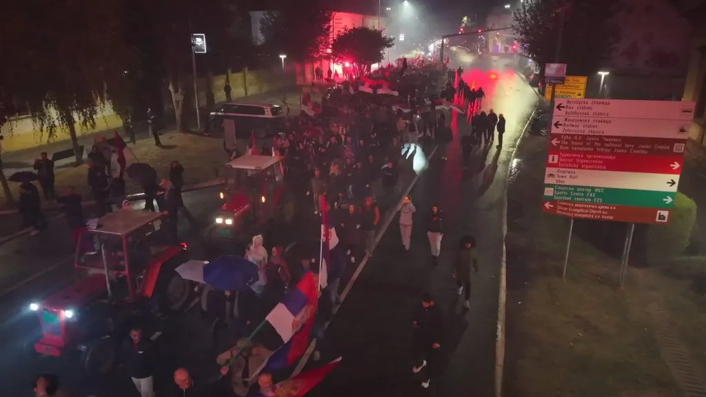 Погледајте величанствене кадрове из Старе Пазове: Велики број грађана у шетњи подршке